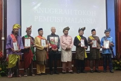 Dr Ismail Sabri (empat dari kiri) bersama enam penerima Anugerah Tokoh Pemuisi Malaysia 2026 sempena Sambutan HPM 2026 yang berlangsung di UiTM Cawangan Pahang Kampus Jengka, Bandar Pusat Jengka, Sabtu lalu.