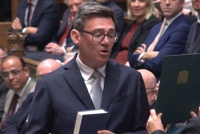 Andy Burnham mengangkat sumpah selepas memenangi pilihan raya kecil baru-baru ini. Foto: AFP