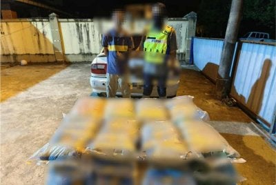 Kegiatan seorang warga emas yang dipercayai menyeludup beras dari Thailand dengan melakukan satu perjalanan penghantaran sekali sehari akhirnya tumpas selepas ditahan PGA dalam Op Taring Wawasan pada Isnin. - FOTO: PGA