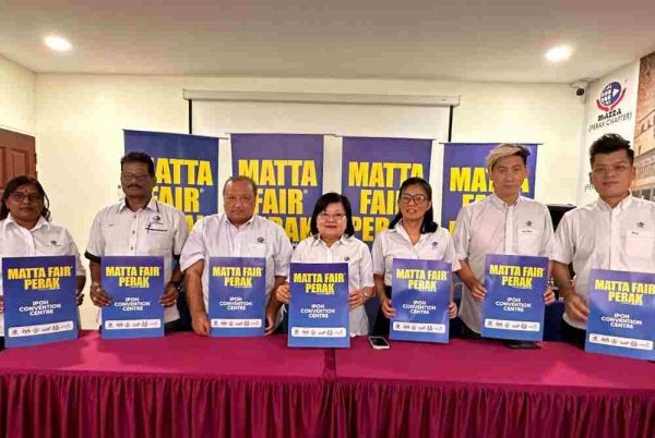 Wendy (tengah) bersama ahli jawatankuasa MATTA Perak dan pengendali pelancongan ketika mempromosikan MATTA Fair Perak yang bermula pada 1 dan 2 Ogos depan.