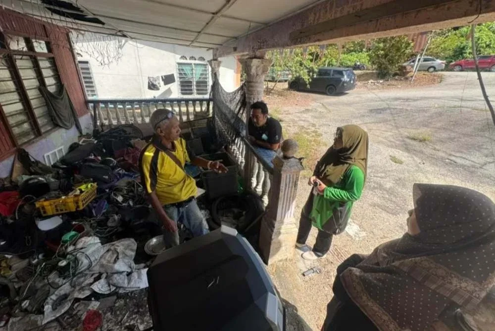 Rumah yang didiami Pak Cik Rosly kelihatan tidak terurus dan memerlukan perhatian.