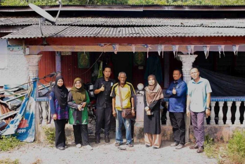 Susulan kisah tular berkenaan, MAINS menziarahi Pak Cik Rosly (tengah) di rumah yang ditumpanginya di Kampung Baru Sungai Menyala pada Isnin.