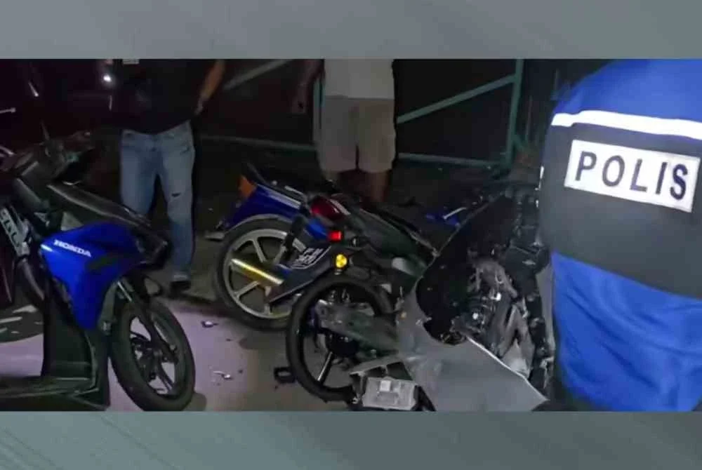 Motosikal yang diparkir, dilanggar pemandu wanita dalam kejadian Selasa.