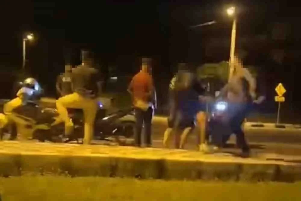 Dua lelaki cedera parah selepas dipercayai dipukul dalam pergaduhan melibatkan dua kumpulan lelaki di tepi jalan berhampiran perhentian bas di Jalan Gapam.