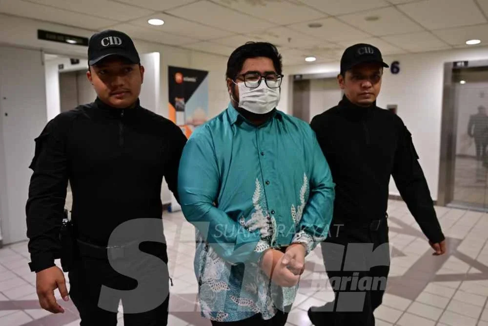 Muhammad Izzuddin (tengah) mengaku tidak bersalah dan memohon untuk dibicarakan.