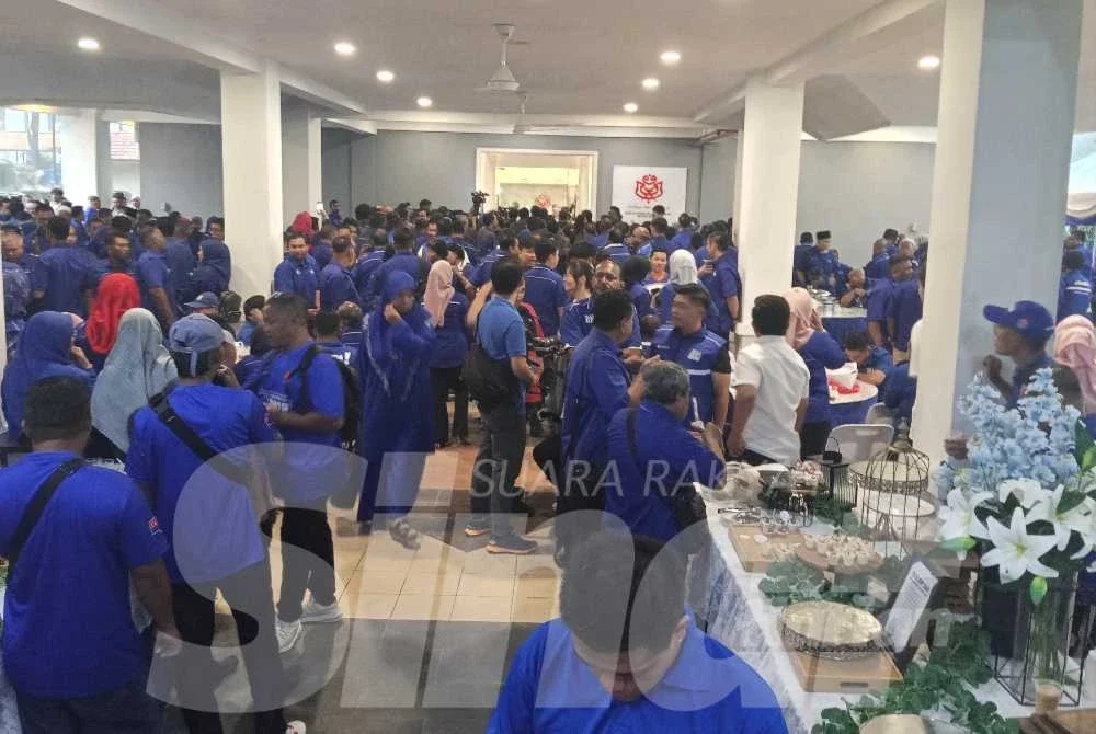 Pejabat UMNO Johor sesak, penyokong tunggu pengumuman calon BN Pejabat UMNO Johor sesak, penyokong tunggu pengumuman calon BN