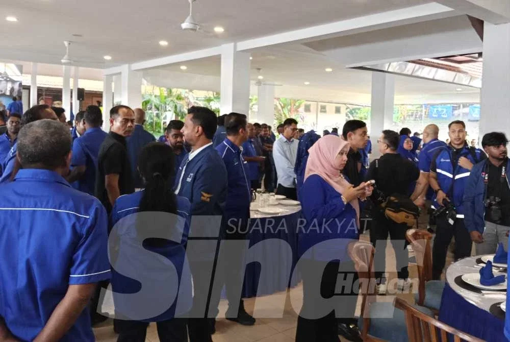 Hujan lebat tidak menghalang penyokong daripada terus kekal menantikan pengumuman yang akan dibuat.