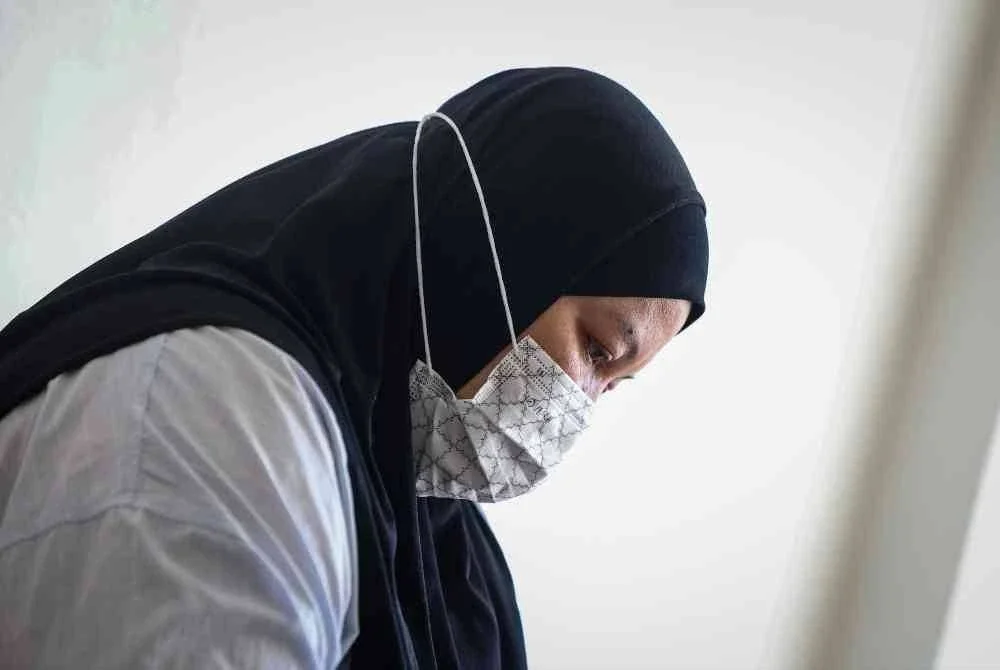 Seorang bekas kerani firma guaman mengaku tidak bersalah di Mahkamah Sesyen di sini hari ini atas enam pertuduhan melakukan pecah amanah membabitkan wang firma itu berjumlah RM33,827, dalam tempoh lima tahun lepas. Foto Bernama.
