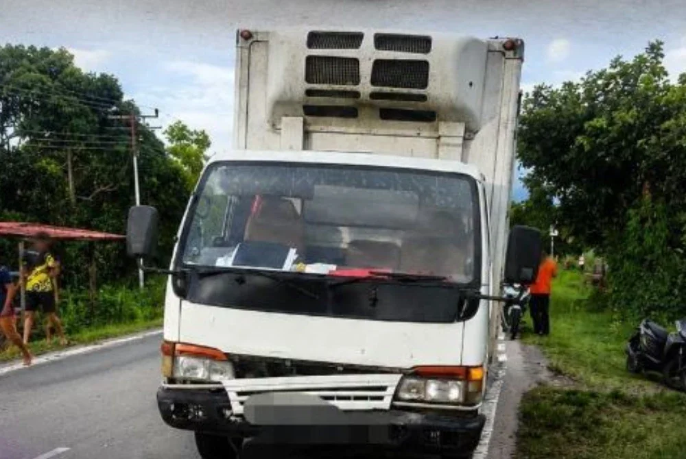 Kejadian itu menyebabkan mangsa terjatuh di atas jalan raya dan dirempuh lori.