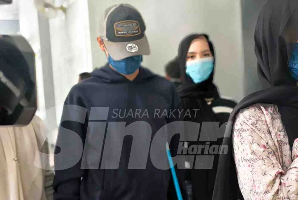 Remaja terbabit yang hadir ke mahkamah dengan bertongkat turut dikehendaki berada di bawah pengawasan pegawai akhlak selama setahun selepas tamat tahanan.