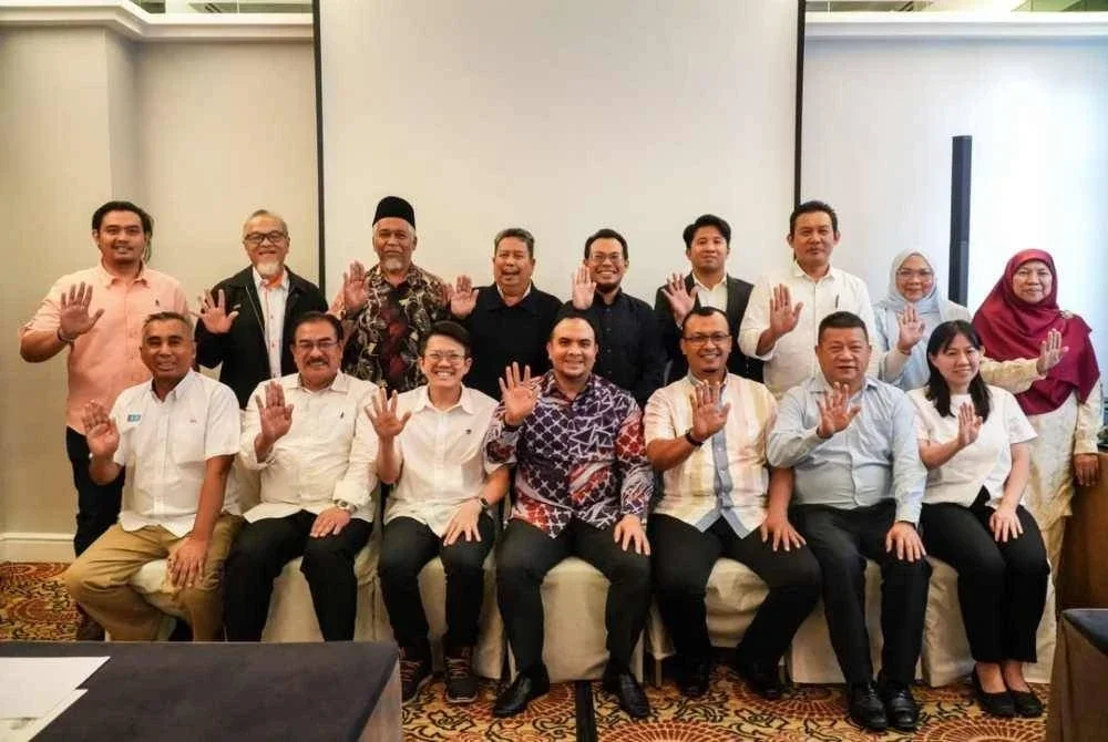 Ahmad Farhan (tengah) mengetuai PH Pahang selepas Mesyuarat Agung Tahunan PH Pahang bagi Tahun 2025 yang berlangsung pada Rabu.

