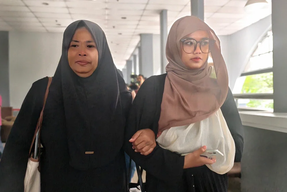 Nurha'afza (kiri) ibu kepada Aisar Azim Abdullah, 17, meluahkan rasa terkilan kerana sehingga kini keluarga pelaku masih belum memohon maaf berhubung kejadian yang berlaku.