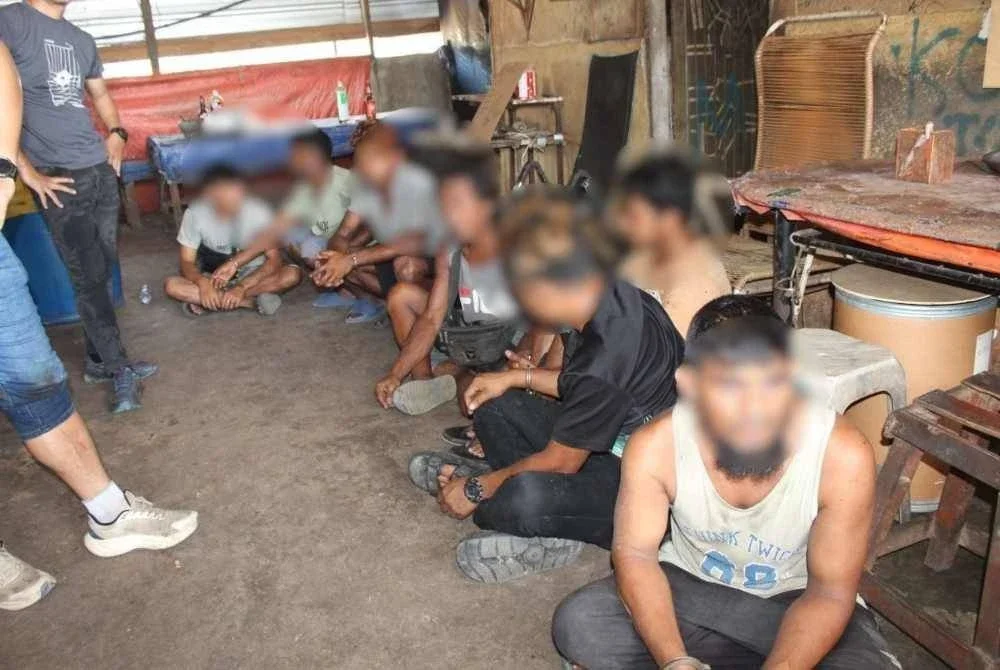 Antara PATI yang ditahan JIM Negeri Sembilan dalam Operasi Penguatkuasaan di 11 lokasi sekitar Tampin dan Seremban, pada Selasa. FOTO IHSAN JIM