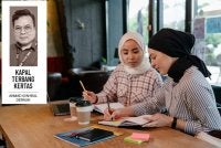 Persahabatan yang sepatutnya dibina atas keikhlasan kadangkala berubah menjadi hubungan yang bersifat jual beli. Foto hiasan