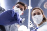 Fobia terhadap doktor gigi atau dentophobia akibat trauma rawatan zaman dahulu memang biasa berlaku. Foto hiasan