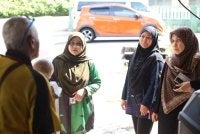 Nur Azizah (kanan) mengunjungi rumah Pak Cik Rosly bersama pasukannya.