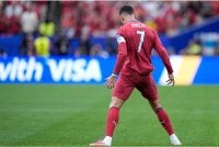 Gaya sambutan gol ikonik Ronaldo selepas meledak gol buat Portugal dalam perlawanan menentang Uzbekistan. Foto Agensi