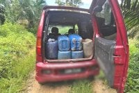 PGA Briged Tenggara berjaya menumpaskan sindiket penyeludupan petrol di Rantau Panjang dengan rampasan 300 liter bahan api yang dipercayai untuk diseludup ke Thailand. Foto PGA