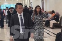 Muhd Luqman Syazwan (kiri) bersama Dr Linthini hadir ke Mahkamah Koroner Kota Kinabalu.