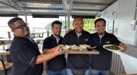 Mohd Fakarudin, Azrulfaizal, Razi dan Mohammad Najuddin menunjukkan tiram yang siap dihidang di kawasan ternakan tiram mereka di Kampung Kubang Badak, Langkawi.