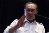 Anwar ketika menyampaikan ucapan pada Sesi Santai Mesra Perdana Menteri dan Ketua Setiausaha Negara Dengan Warga Perkhidmatan Awam Zon Selatan di Dewan Pusat Kecemerlangan Kejuruteraan dan Teknologi JKR (CREaTE) Melaka, hari ini. - Foto: Bernama