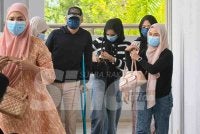 Pemandu Honda Jazz hadir ke Mahkamah Majistret dengan bertongkat ditemani keluarga