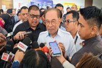Anwar ditemui pemberita selepas menghadiri Sesi Santai Mesra Perdana Menteri dan Ketua Setiausaha Negara bersama warga perkhidmatan awam Zon Selatan di Dewan Pusat Kecemerlangan Kejuruteraan dan Teknologi (CREATE) di sini.