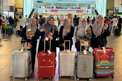 Azzah (dua dari kiri) bersama rakan-rakan ketika berlepas ke Korea Selatan.