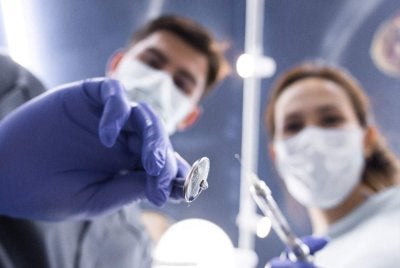 Fobia terhadap doktor gigi atau dentophobia akibat trauma rawatan zaman dahulu memang biasa berlaku. Foto hiasan