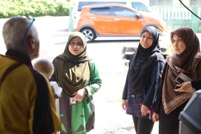 Nur Azizah (kanan) mengunjungi rumah Pak Cik Rosly bersama pasukannya.
