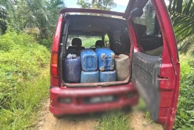 PGA Briged Tenggara berjaya menumpaskan sindiket penyeludupan petrol di Rantau Panjang dengan rampasan 300 liter bahan api yang dipercayai untuk diseludup ke Thailand. Foto PGA