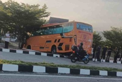Bas membawa 32 pelajar kolej terlibat kemalangan di KHTP, Kulim, Kedah.