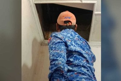 Anggota APM menjalankan pemeriksaan di siling rumah pengadu. Foto APM
