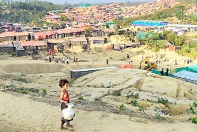 Bangladesh kini menempatkan lebih 1.2 juta pelarian Rohingya. Foto New Age.