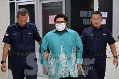 Tertuduh (tengah) dihadapkan di Mahkamah Sesyen Kuala Terengganu pada Rabu atas dua pertuduhan amang seksual pelajar 13 tahun, awal bulan ini.