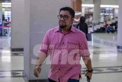 Badrul Hisham yang memakai kemeja berwarna merah jambu, hadir ke Mahkamah Tinggi Kuala Lumpur pada Rabu.