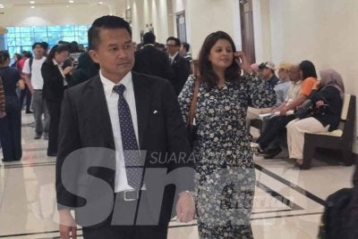 Muhd Luqman Syazwan (kiri) bersama Dr Linthini hadir ke Mahkamah Koroner Kota Kinabalu.