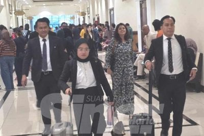 Pasukan peguam mewakili ibu Zara Qairina bersama saksi ke-74 tiba di Mahkamah Koroner Kota Kinabalu.