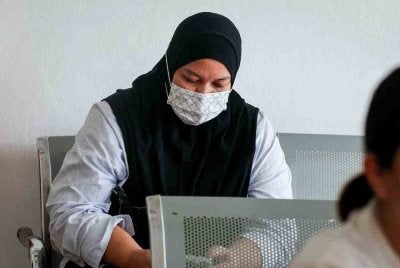 Seorang bekas kerani firma guaman mengaku tidak bersalah di Mahkamah Sesyen di sini hari ini atas enam pertuduhan melakukan pecah amanah membabitkan wang firma itu berjumlah RM33,827, dalam tempoh lima tahun lepas.Foto Bernama