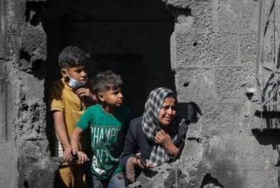 Kira-kira 30 peratus daripada mangsa yang terkorban dalam perang di Gaza adalah kanak-kanak. - Agensi