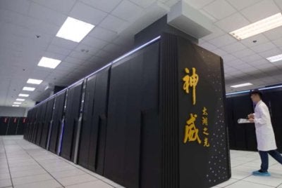 Seorang pekerja memeriksa sebuah superkomputer di Pusat Superkomputer Nasional di Wuxi, Wilayah Jiangsu, China.-Foto China News Service.