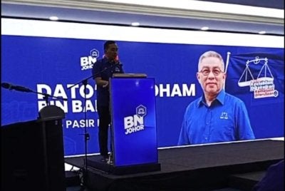 Onn Hafiz ketika mengumumkan Adham Baba selaku calon BN Pasir Raja pada Majlis Pengumuman Calon BN Johor di Pejabat UMNO Johor pada Rabu.