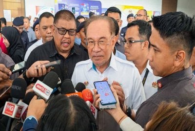Anwar ditemui pemberita selepas menghadiri Sesi Santai Mesra Perdana Menteri dan Ketua Setiausaha Negara bersama warga perkhidmatan awam Zon Selatan di Dewan Pusat Kecemerlangan Kejuruteraan dan Teknologi (CREATE) di sini.