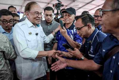 Anwar berinteraksi dengan tetamu pada program MADANI Kita 2026 di Dataran Segamat pada Rabu. Foto Bernama