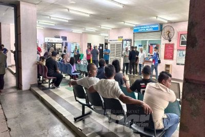 Keluarga mangsa memenuhi Jabatan Forensik Hospital Melaka pada Rabu. 