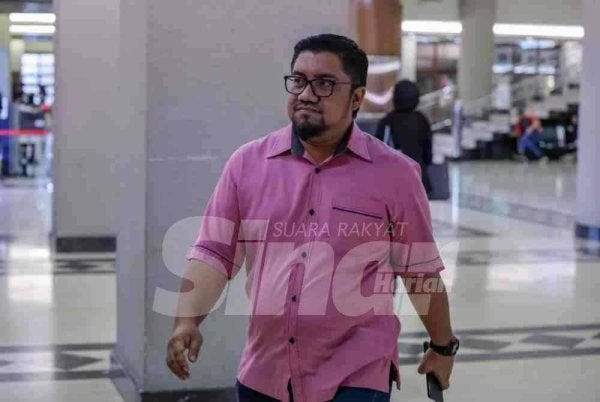 Badrul Hisham yang memakai kemeja berwarna merah jambu, hadir ke Mahkamah Tinggi Kuala Lumpur pada Rabu.