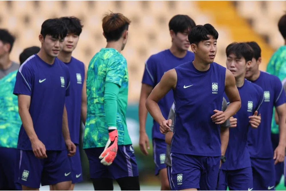 Son Heung-min (kanan) dan rakam sepasukan menjalani sesi latihan di Monterrey sebagai persiapan menentang Afrika Selatan. Foto: Agensi