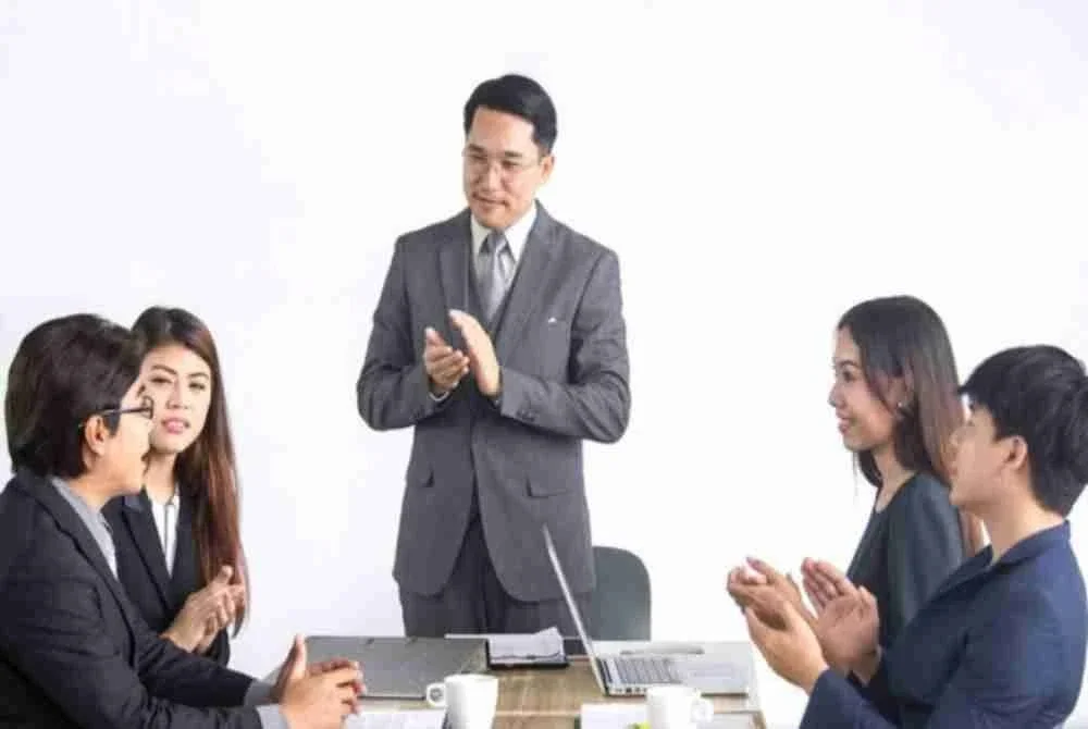 Organisasi tidak memerlukan pemimpin yang hanya mahu kelihatan penting, sebaliknya memerlukan pemimpin sanggup memikul perkara yang penting. Foto hiasan