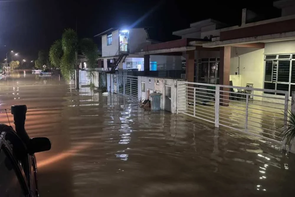 Keadaan banjir di kawasan perumahan di Taman Langat Utama di sini pada Rabu.