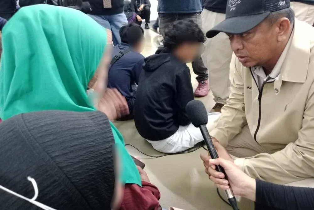 Badrul Hisham bertanyakan kepada individu yang ditahan untuk pemeriksaan dalam Ops Kisar di sebuah kilang memproses makanan segera di sini pada Rabu.
